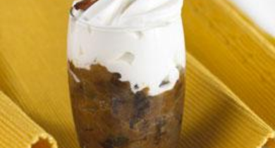 Compotée pruneaux-oignons, crème infusée au lard