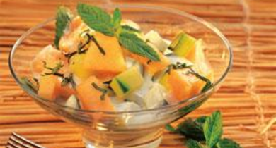 Coupelle de melon et concombre, sauce yaourt mentholée