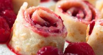 Crêpes à la crème de framboises et aux macarons