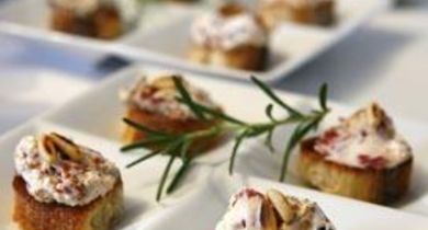 Crostini à la crème ricotta Galbani, tomates confites et pignons de pin