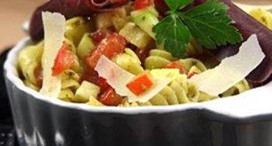 Fusilli jambon cru, pesto, dés de courgettes et de tomates crues