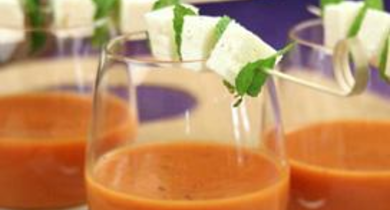 Gaspacho tomates et fraises, brochettes fromage de brebis et menthe 