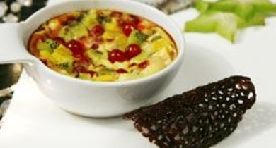 Gratinée de fruits exotiques et tuile dentelle au cacao