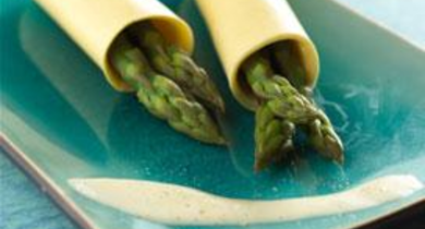 Lasagnes aux asperges, bouillon crémé et beurre salé