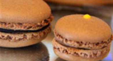 Macarons au chocolat fourrés à la ganache