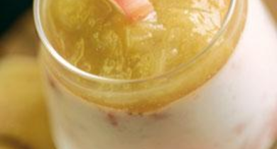 Mousse aux morceaux de fraises, compotée d'ananas