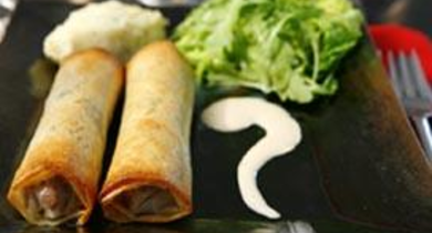 Nems de canard confit et sauce mousseuse au foie gras