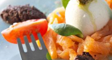 Nid de saumon fumé et Mozzarelline au pesto et tapenade