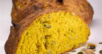 Pain au curcuma, yaourt et tournesol