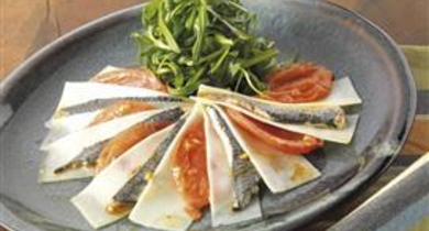 Pétales de tomates confites à l'Ossau-Iraty Istara et anchois marinés