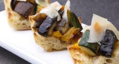 Petites tartines de légumes et fromage