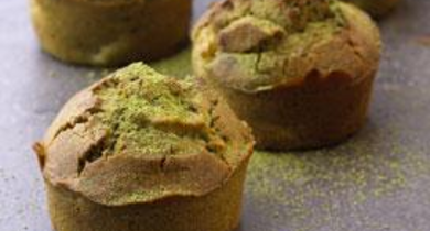 Petits cakes au thé matcha et aux pêches