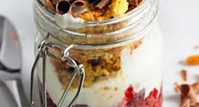 Petits pots au yaourt, framboises, biscuits et copeaux de chocolat 