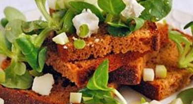 Petits toasts de pain d’épices au fromage de chèvre, mâche et pommes