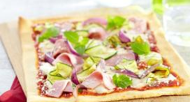 Pizza au jambon, mozzarella et copeaux de courgettes