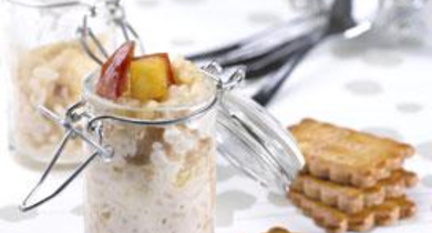 Riz au lait, pommes caramélisées, crumble de biscuits