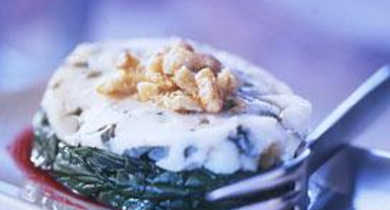 Roquefort en croûte de noix aux épinards et jus de betterave