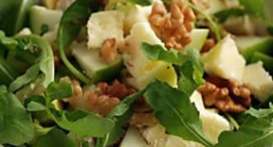 Salade au Coulommiers, à la roquette et aux noix 