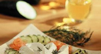 Salade de concombre à la mozzarella et au saumon fumé