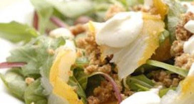 Salade de haddock en chaud froid, crumble de pain d'épices
