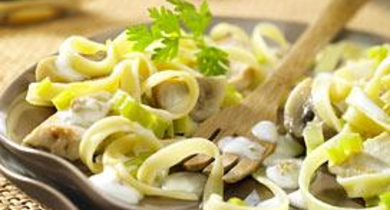 Tagliatelles au blanc de volaille, poireaux et sauce Rondelé aux Noix