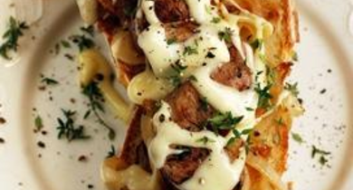 Tartine à la compotée d'oignons et aux petites saucisses façon Tartiflette