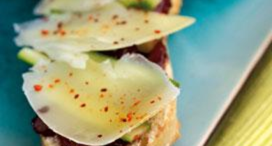 Tartine chutney fraise, asperges vertes et Beaufort 