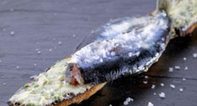 Tartine de sardine au beurre de roquette et tartare de poivron