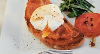 Tartine oeufs pochés au chèvre