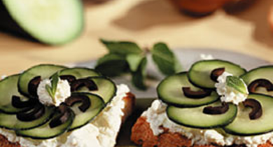 Tartines de Ricotta au Concombre et aux Olives
