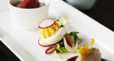 Terrine de foie gras à la compotée de cranberries et d'oignons