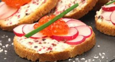 Toasts au beurre rose, œufs de saumon et radis