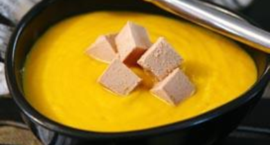 Velouté de potimarron aux épices douces et dés de foie gras