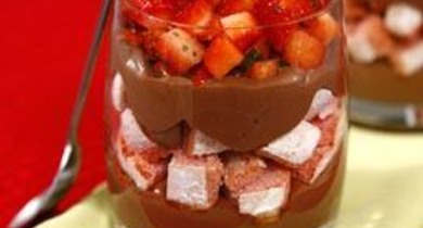 Verrine aux fraises, biscuits roses et crème chocolat