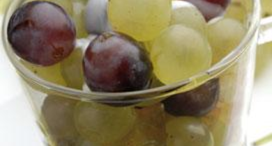 Verrine de raisins, gelée de pommes et sauce au yaourt