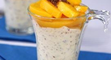 Verrine de riz au lait, pépites de chocolat et pêches au thé