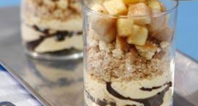 Verrine feuilletée, sablé breton et compotée tiède de fruits