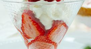 Verrines de fraises à la crème fouettée