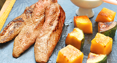 Aiguillettes de canard, melon et courgettes grillées à la plancha, sauce au poivre