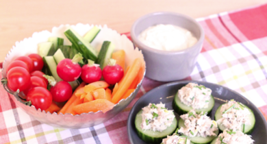 Apéritif de bouchées de légumes croquants et faisselle au roquefort