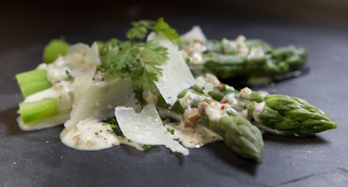 Asperges vertes tièdes, crème de jambon de Bayonne