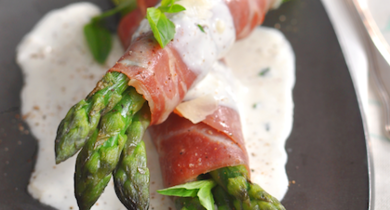 Asperges vertes au jambon de pays et crème basilic