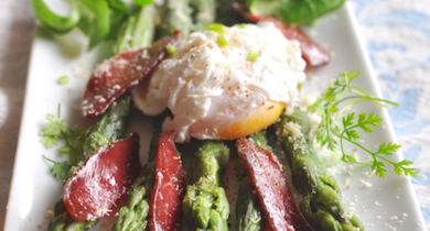 Asperges rôties et oeuf poché au magret fumé