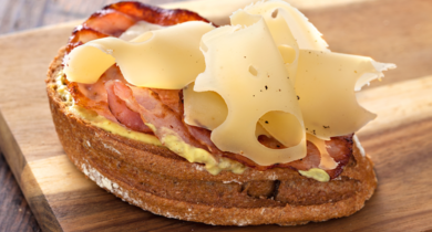 Tartine au bacon et à l'emmental