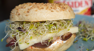 Bagels au confit de canard séché et Ossau Iraty