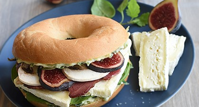 Bagel aux magrets, champignons et Brie Le Roitelet