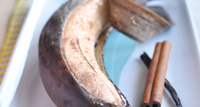 Banane rôtie sous la peau