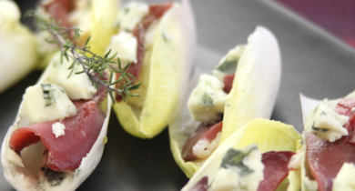 Barquettes d’endives au Roquefort et magret fumé