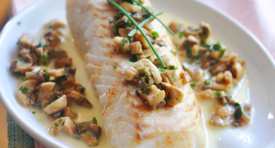 Blanc de cabillaud poché au lait Lactel, duxelle de champignons