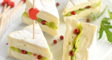 Bouchées de camembert farci à la fondue de poireau et baies roses